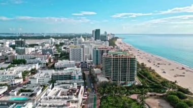 Miami güney sahili hava manzaralı. Miami Beach Biscayne Körfezi 'nde yaz tatili. Miami, Florida 'nın sahil kıyısı. Yazın kıyı şeridi. Denizde tatil. Miami sahilinde yaz tatili. Kumsal kıyısı.