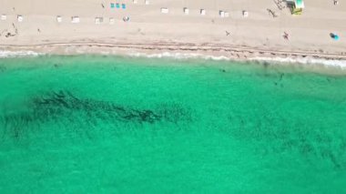 Miami sahilinde yaz tatili. Miami güney sahili hava manzaralı. Miami Beach Biscayne Körfezi 'nde yaz tatili. Miami, Florida 'nın sahil kıyısı. Yazın kıyı şeridi. Denizde tatil. Kristal su.