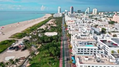 Ocean Drive Florida 'daki Miami South Beach. Miami sahilindeki hava manzarası. Şehrin havadan manzarası. Yazın Florida 'ya seyahat et. Ocean Drive Caddesi. Miami sahil seyahati.