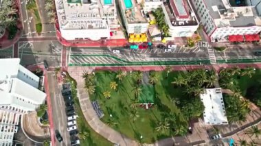 Miami sahilindeki hava manzarası. Şehrin havadan manzarası. Yazın Florida 'ya seyahat et. Ocean Drive Caddesi. Miami sahil seyahati. Ocean Drive Florida 'daki Miami South Beach. Lüks hayat..