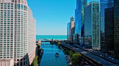 Chicago, ABD - 21 Ekim 2024: Seyahat güzergahı. Chicago 'ya git. Şehrin insansız hava aracı görüntüsü. Şehir merkezindeki gökdelen. Chicago havacılık şehri manzarası. Şehir merkezi turu. Yukarıdan hava görünümü.