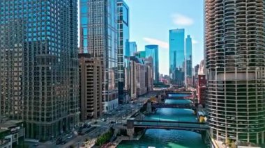 Chicago, ABD - 21 Ekim 2024: Gökdelen mimarisi. Chicago şehir manzarası. Gökdelen binalı şehir manzarası. Şehir merkezi mimarisi ve nehri. Sahilyolu manzarası. Chicago şehir merkezi..