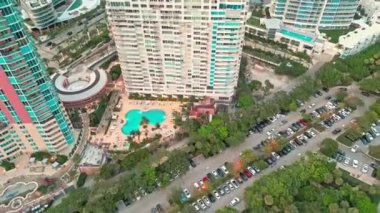 Miami Güney Sahili 'nin yukarıdan deniz manzaralı lüks havası. Miami South Beach 'teki lüks otellerde yaz tatili. Deniz sahilindeki hava manzarası. Yaz tatili. Miami hava görüntüsü.