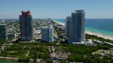Miami 'nin güney sahili. South Beach 'teki şehir manzarası. Skyline panorama. Miami 'nin gökdelen mimarisi. Miami Güney Sahili hava manzarası. Miami 'deki gökdelen havalimanı. Şehir planlaması.
