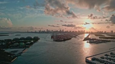 Miami şehir marinası. Florida marinasının havadan manzarası. Miami 'nin göbeğinde. Miami plaj siluetinin Dodge Adası hava manzarası. Miami hava manzarası, 4K.