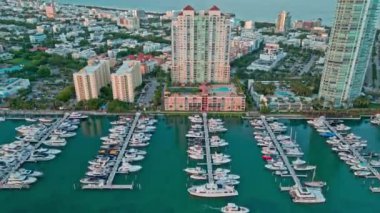 Yaz tatili. Lüks Güney Sahili marinası. Lüks bir yat. Miami güney sahili hava manzaralı. Marina Miami, Florida 'da. Biscayne Körfezi. Lüks yatı olan Miami marinası. Florida marinası.