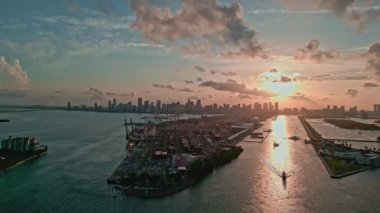 Limanı Miami Dodge Adası 'nda gün batımı manzaralı. Miami şehir marinası. Yat limanının havadan manzarası. Miami 'nin göbeğinde. Dodge Adası hava manzaralı. Miami İHA manzarası, 4K.