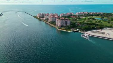 Fisher Adası hava manzaralı. Miami Fisher adasının panorama hava aracı görüntüsü. İHA 'dan Miami plajına. Miami panorama, Florida. Fisher Adası 'nın panoramik manzarası. Hava Panoraması.