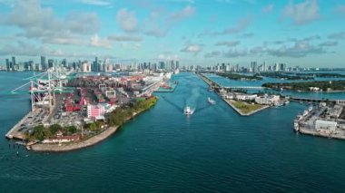Miami hava manzaralı. Florida marinasında panoramik hava manzarası. Miami plajı hava manzarası. Miami, Florida 'daki Marina şehri. Dodge Adası yakınlarında yatı olan bir gökyüzü manzarası. Dodge Adası ve Marina Körfezi.