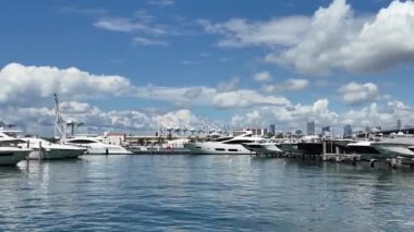 Lüks bir tekne. Marina, Miami Beach, Florida USA 'de. Yat teknesi Biscayne Körfezi 'ne yanaştı. Lüks yatı olan Miami Marina şehir merkezinde. Yaz tatili. Lüks yat marinası. Lüks bir tatil..
