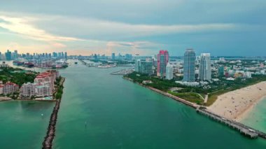 Miami marinasında, Florida 'da Skyline hava aracı. Miami güney sahili hava manzaralı. Güney Sahili, ABD 'de liman manzarası. Skyline panorama. Biscayne Körfezi marinası. Miami manzaralı hava manzarası. Rıhtım Parkı.