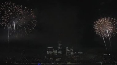 Flashing Fireworks ile New York City Skyline Manhattan. New York Manhattan havai fişekleri. New York Havai fişekleri Manhattan üzerinde. 4 Temmuz Havai fişekleri. Bağımsızlık Günü