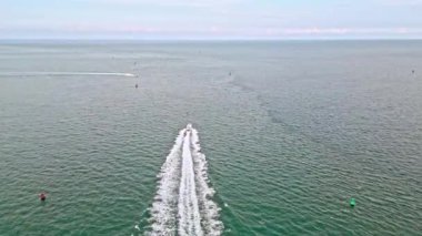 Marinada lüks tekne motorlu yatı. Marinadan denize açılan lüks bir yat. Tekne ve yat turizmi. Lüks bir yaşam tarzı. Yaz tatilleri. Denizde yat. Yaz tatilinde deniz tatili.