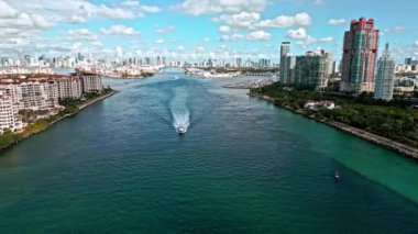 Florida marinasının havadan görüntüsü. Miami 'nin göbeğinde. Miami plajı ufuk çizgisine hava görüntüsü kuruyorum. Miami hava atışı, 4K. Miami boyunca modern şehir merkezi gökdelenleri. Lüks bir yat..