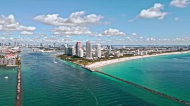Skyline panorama. Biscayne Körfezi marinası. Miami Güney Sahili hava manzarası. Miami marinasında gökyüzü. ABD havacılık simgesi. Miami güney plajı. South Beach 'in liman manzarası. Okyanus esintisi.