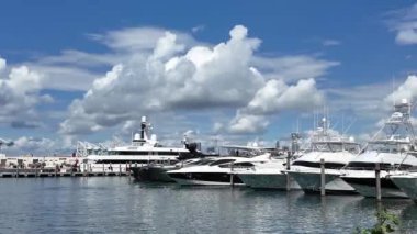 Miami sahiline demir atmış özel lüks bir tekne. Yaz tekne tatili. Yat tatili. Yazın yat tatili. Marina körfezi. Deniz marinasında lüks bir karavan yatı. Navigasyon yatı. Lüks kulübeler.