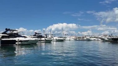 Miami yat turu. Yazın yat tatili. Marina körfezi. Deniz marinasında lüks bir karavan yatı. Navigasyon yatı. Miami sahiline demir atmış özel lüks bir tekne. Okyanus yatı geziyor..
