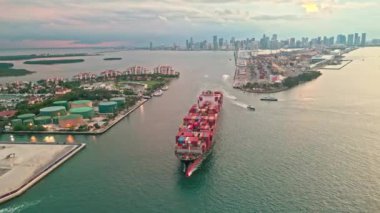 Limandan ayrılan hava görüntülü kargo gemisi. Kargo işi 4K. Konteyner gemisi. Sevkiyat. Miami 'de konteynırlı kargo gemisi, insansız hava aracı manzaralı. Konteynır Miami, Florida 'da kargo gemisine yüklendi..