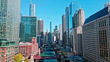 Chicago, ABD - 21 Ekim 2024: Gökdelen binalı şehir manzarası. Şehir merkezi mimarisi. ABD şehrinin gökdelen mimarisi. Şehir manzarası. Chicago şehir merkezi, Chicago nehri manzarası. Panoramik görünüm.