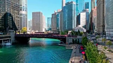 Chicago, ABD - 20 Ekim 2024: şehir merkezi mimarisi. ABD şehrinin gökdelen mimarisi. Şehir manzarası. Chicago şehir merkezi, Chicago nehri manzarası. Gökdelen binalı şehir manzarası. Köprü.