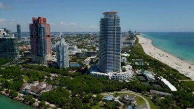 Miami 'deki gökdelen havalimanı. Miami 'nin güney sahili. South Beach 'teki şehir manzarası. Skyline panorama. Miami 'nin gökdeleni. Miami Güney Sahili hava manzarası. Mimari dönüm noktası.