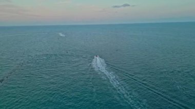 Yaz tatili. Denizde yat. Yaz tatilinde deniz tatili. Florida, Marina 'da lüks bir yat. Marinadan denize açılan lüks bir yat. Tekne ve yat turizmi. Lüks yaşam tarzı.
