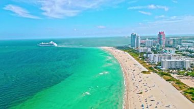 Hava aracı görüntüsü 4K. Biscayne Körfezi kıyısı. Miami güney sahili hava manzaralı. Biscayne Körfezi 'nde yaz tatili. Miami, Florida limanında bir yolcu gemisi. Miami sahilinden geçen bir gemi gemisi..