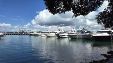Miami sahilinde lüks bir yat. Miami Beach, Florida 'daki Marina' da. Lüks Güney Sahili marinası. Etkileyici yatı ve teknesi olan Miami marinası. Lauderdale Kanalı 'na demirlemiş lüks bir yat. Lüks seyahat.