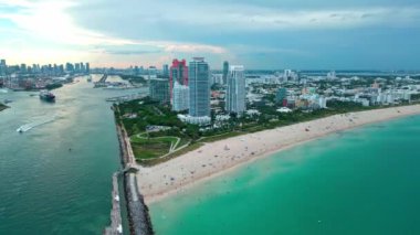 Miami Güney Sahili hava manzarası. Miami marinası, Florida 'daki Skyline hava sahası. Miami 'nin güney sahili. Güney Sahili, ABD 'de liman manzarası. Skyline panorama. Biscayne Körfezi marinası. Deniz plajı.