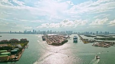 Gemi Miami sahil limanından ayrılıyor. Deniz yolculuğu. Gemi seyahati. Yaz tatilinde yolcu gemisinin havadan görünüşü. Gemi seyahati ve deniz seyahati. Lüks yolcu gemisiyle seyahat edin. Lüks marina manzarası.