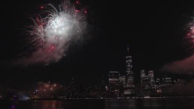 Flashing Fireworks ile New York City Skyline Manhattan. New York Manhattan havai fişekleri. New York Havai fişekleri Manhattan üzerinde. 4 Temmuz Havai fişekleri. Bağımsızlık Günü