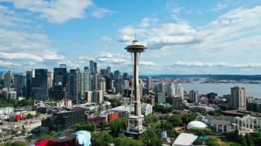 Seattle, Washington, ABD-25 Temmuz 2024: Amerikan modern Seattle bölgesi. Hava boşluğu iğnesinin mimarisi. Uzay iğnesi kulesiyle Seattle 'ın havadan görüntüsü. Seattle şehir merkezi silüeti. Hava Boşluğu