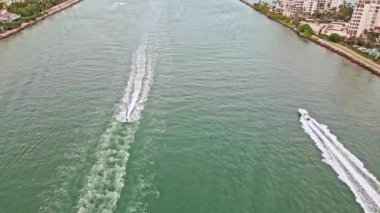 Miami Beach 'teki Marina şehri. Fisher Adası. Skyline panorama. Dodge Adası ve Marina Körfezi. Miami hava manzaralı. Miami, Florida 'da panoramik hava aracı görüntüsü. Miami plajı hava manzarası. Lüks marina..