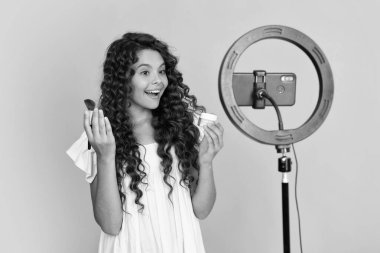 Çocuk video kaydedicisi telefonda video blogu yapıyor. Web günlüğü ve vlog. Genç kız blogger etkileyicisi sosyal medya için video kaydediyor. Mutlu ergen, pozitif ve gülümseyen genç kız duyguları