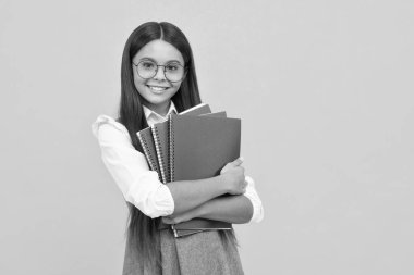 Genç liseli kız kitaplarla ders çalışıyor. Bilgi ve çocukların eğitim kavramını öğrenmek. Mutlu liseli kız yüzü, pozitif ve gülümseyen duygular