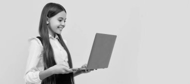 Çevrimiçi eğitimde webinar. Okula dönüyorum. Modern iletişim. e-postayı kontrol et Mutlu çocuk çalışmaları internette. Bilgisayarda okul blogu yazıyorum. Video dersindeki çocuk. Genç kız blog yazmak için dizüstü bilgisayar kullanıyor.