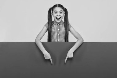 Genç kız bilgilendirme için boş bir yer tutuyor. Reklam ve satış. Piyasalar ve dükkanlar satış konsepti, fotokopi alanı için boş tahta. Genç kızın mutlu ve gülümseyen duyguları