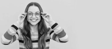 Görme. Vizyon düzeltmesi. Göz sağlığı. Optik göz merceği. Okula dönüyorum. Bilgi ve eğitim. Çocuk yüzü, yatay poster, izole edilmiş genç kız portresi, fotokopi alanı olan pankart