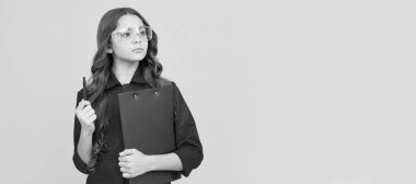 Meşgul işçi. Çocuk dosyalara not alıyor. Görme yeteneğini geliştir. Kötü bir görüşe sahip. Koruyucu gözlüklü, yatay poster tasarımlı bir çocuk geliştirici. Başlık, kopyalama alanı