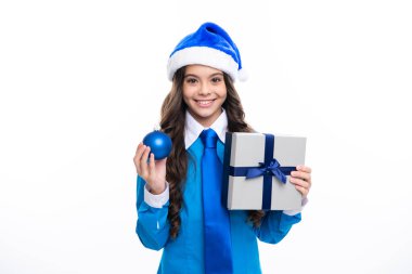 Beyaz arka planda ergen çocuk hediyeleri. Kışın Noel Baba şapkalı komik kız elinde hediye kutularıyla yeni yılı ya da Noel 'i kutluyor. Kış tatili