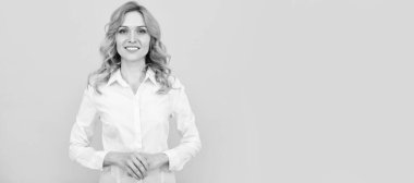 Dost canlısı kadın CEO. Beyaz gömlekli neşeli sarışın kadın. Ofis çalışanı. Şirket modası. İzole edilmiş yüz portresi, taklit alanı olan pankart