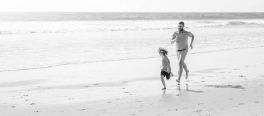 Baba ve oğul yaz plajında açık havada koşuyor. Fotokopi alanı olan afiş afişi, baba oğul yaz plajında koşan aile, aile tatili..