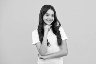 Mutlu ergen, pozitif ve gülümseyen genç kız duyguları. Ergenlik çağındaki tatlı bir kız vesikalığı. İzole edilmiş arka planda çocuk portresi. Güzel ergen yüzü