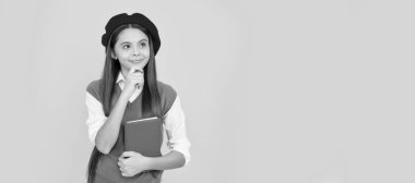 Fransızca öğreniyorum. Düşünceli bir genç öğrenci. Gençlik ve gençlik. Eğitim. Öğrenci pankartı. Kopya alanı olan öğrenci portresi