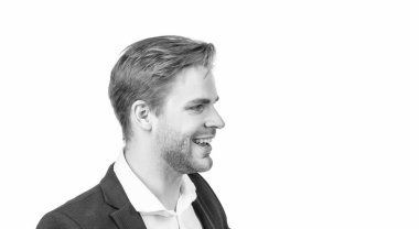 Resmi kıyafet içinde gülümseyen yakışıklı bir adamın profil portresi beyaz fotokopi alanında izole edilmiş, avukat..