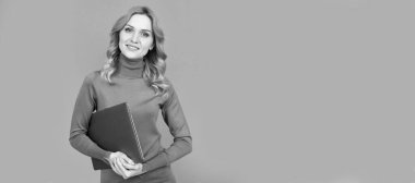 Kadın portresi, kopyalanmış başlık pankartı. Modern kablosuz laptop. Programcı bilgisayar kullansın. Dizüstü bilgisayarı olan iş kadını