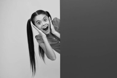 Genç kız bilgilendirme için boş bir yer tutuyor. Reklam ve satış. Piyasalar ve dükkanlar satış konsepti, fotokopi alanı için boş tahta. Şaşırmış bir genç. Heyecanlı genç kız