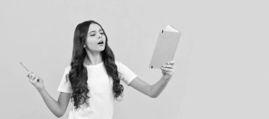 Çocuk okuyor. Öğrenci sınava hazırlanıyor. Öğrenci kız ödevlerini yapıyor. Okul raporu. Öğrenci portresi, stüdyo afişi. Öğrenci yüzü, kopyalama alanı