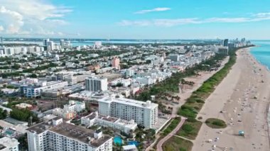 Denizde tatil. Miami sahilinde yaz tatili. Miami güney sahili hava manzaralı. Miami Beach Biscayne Körfezi 'nde yaz tatili. Miami, Florida 'nın sahil kıyısı. Yazın kıyı şeridi. Deniz meltemi.