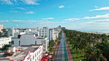 Miami, Florida, ABD - 04 Ekim 2024 Ocean Drive Avenue. Miami sahil seyahati. Ocean Drive Florida 'daki Miami South Beach. Miami plajındaki hava manzarası, ABD. Manzara hava görüntüsü.